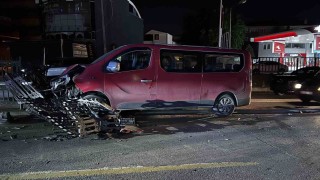 Kontrolden çıkan minibüs refüjdeki demirlere çarptı