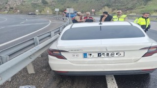 Kontrolden çıkan otomobil bariyere çarptı