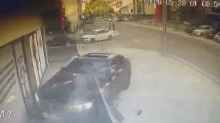 Kontrolden çıkan otomobil, danışmanlık merkezine daldı: O anlar kamerada
