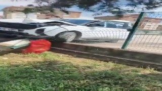 Kontrolden çıkan otomobil okul duvarına girdi