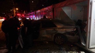 Kontrolden çıkan otomobilin çarptığı araç iş yerine daldı