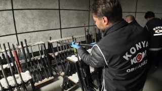 Konyada çok sayıda yerli üretim makineli tüfek ve tabanca ele geçirildi, 11 kişi gözaltına alındı