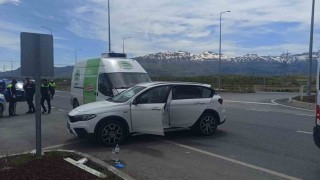 Konyada otomobil ile kamyonet çarpıştı: 4 yaralı