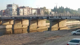 Köprüdeki dökülmüş yazı Mustafakemalpaşada bakımsızlığın sembolü oldu