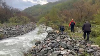 Köprüden düşen kadın akıntıya kapıldı