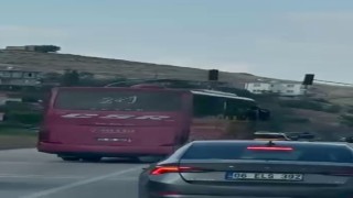 Kornaya basarak otomobilleri sollayan yolcu otobüsü, manevralarıyla korkuttu