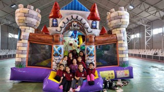 Köy çocukları için şişme oyun parkı kuruldu