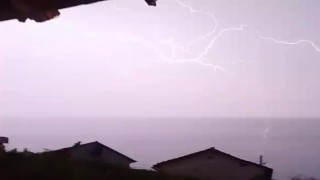 Köye düşen yıldırım korku dolu anlar yaşattı
