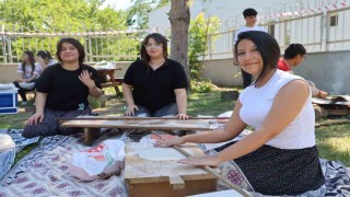 Kozanda öğrenciler bahar şenliğinde şalvar giyip Adana sıkması pişirdi