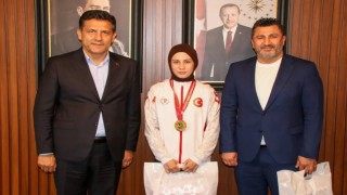 Kozanlı boksör Azranur, Gençler Olimpiyatlarında Türkiyeyi temsil edecek