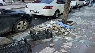 Küçükçekmecede binanın dış yüzeyinden düşen parçalar güvenlik kamerasında