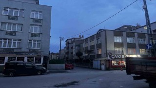 Küçükçekmecede kahve önünde silahlı saldırı: 3 yaralı