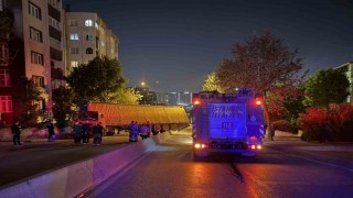 Küçükçekmecede palet yüklü tır refüjde yan yattı