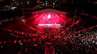 Kumlucada festival coşkusu Poizi konseriyle devam etti