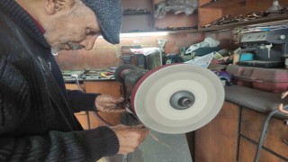 Kurban Bayramı öncesi bıçak bileyicilerinin yoğun mesaisi