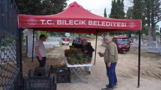 Kurban Bayramının birinci gününde mezarlıklarda çiçek dağıtıldı