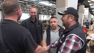 Kurban pazarında güldüren anlar :Mali Polis çetin pazarlığa dahil oldu