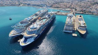Kuşadasına 4 gemi ile 10 bin 800 turist geldi