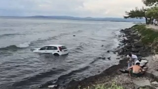 Kuşadasında otomobil denize uçtu: 1 yaralı