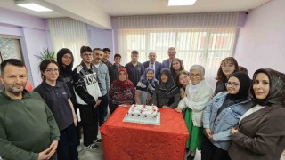 Kütahyada lise öğrencilerinden anlamlı huzurevi ziyareti