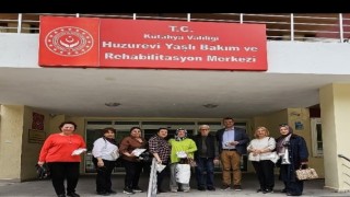 Kütahyalı kadınlar huzurevindeki yaşlılar için lif ördü