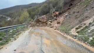 Kuvvetli yağış hayatı felç etti, birçok köyün yolu kapandı