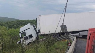 Kuzey Marmarada otomobilin çarptığı tır bariyerleri aşıp yoldan çıktı