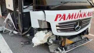 Lastiği patlayan yolcu otobüsünde can pazarı: Muavin kopan kapıdan aşağı uçtu