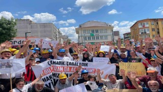 Maaşlarını alamadıklarını iddia eden madenciler aileleriyle yürüdü