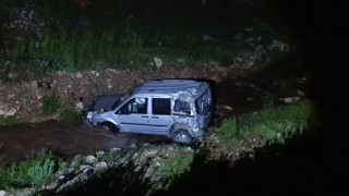 Malatyada hafif ticari araç dereye uçtu: 1 yaralı