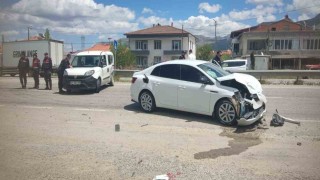 Malatyada hafif ticari araç ile otomobil çarpıştı: 2 yaralı