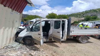 Malatyada kamyonet şantiye girdi: 3 yaralı