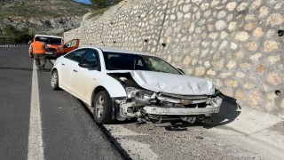 Malatyada otomobil istinat duvarına çarptı: 1 yaralı