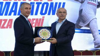 Malatyada spor emekçileri onurlandırıldı, Arslantepe Yarı Maratonunun imzaları atıldı