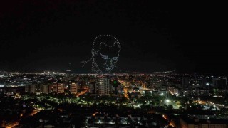Manisada 300 dronlu 19 Mayıs gösterisi nefes kesti