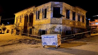 Manisada çatısı ve duvarları çöken tarihi bina kokuttu