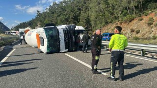 Marmariste beton mikseri devrildi, şoför burnu bile kanamadan kurtuldu