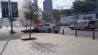 Mecidiyeköyde benzin deposu sızan otomobilin el frenini çekmeyi unuttu, tabeleya çarpan araç alev alev yandı