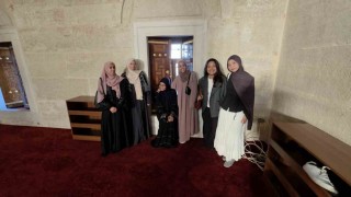 Memleketlerinden kilometrelerce uzakta Selimiye Camiinde bayramlaşma coşkusu