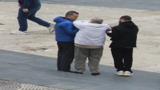 Merdivenden inerken düşen 2 kişinin yardımına vatandaşlar koştu