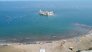 Mersin sahilleri 9 günlük tatili fırsat bilen aileleri ağırlamaya başladı