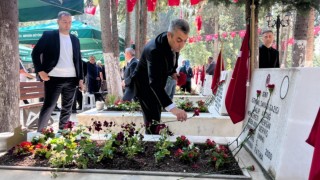 Mersinde bayramda şehitlik unutulmadı