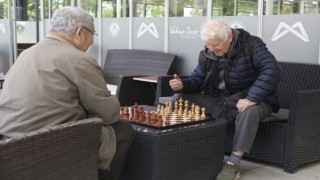 Mersinde emekliler dolu dolu günler geçiriyor