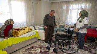 Mersinde engellilere tekerlekli sandalye ve hasta bezi desteği