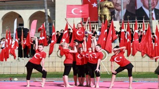 Mersinde Gençlik Bayramı renkli gösterilerle kutlandı