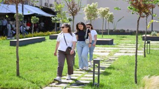 Mersinde Kırmızı Lacivert Kent Meydanı vatandaşların kullanımına açıldı