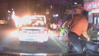 Mersinde motor kısmından alev alan otomobil paniğe neden oldu