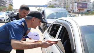Mersinde yoğurt ve çilek ikramlı trafik uygulaması