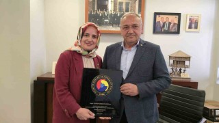 Mesleğinde 30 yılı doldurdu, plaketini Cumhurbaşkanı Erdoğanın elinden aldı