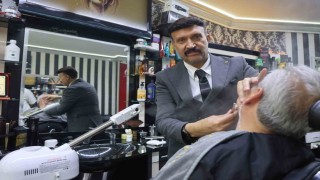 Mesleğine olan ciddiyetini kaybetmeyen berber, yaz kış demeden müşterilerini takım elbiseyle tıraş ediyor